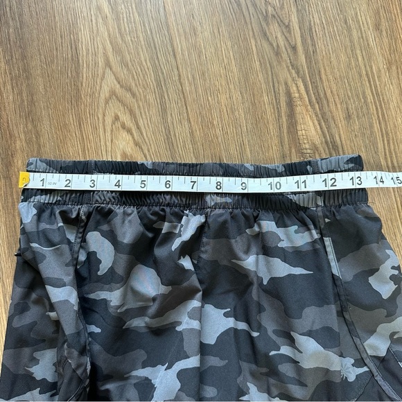 Athleta Womens Printed Mesh Racer Run Short 4" Camo Small Running Gym Workout - Picture 8 of 10